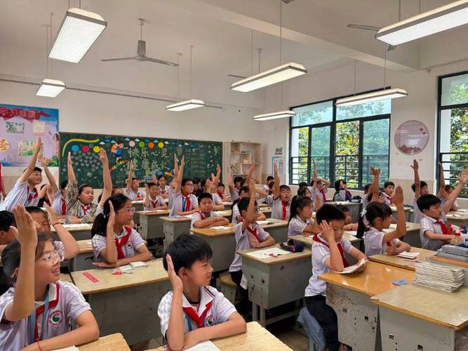 中小学课堂学生举手提问场景