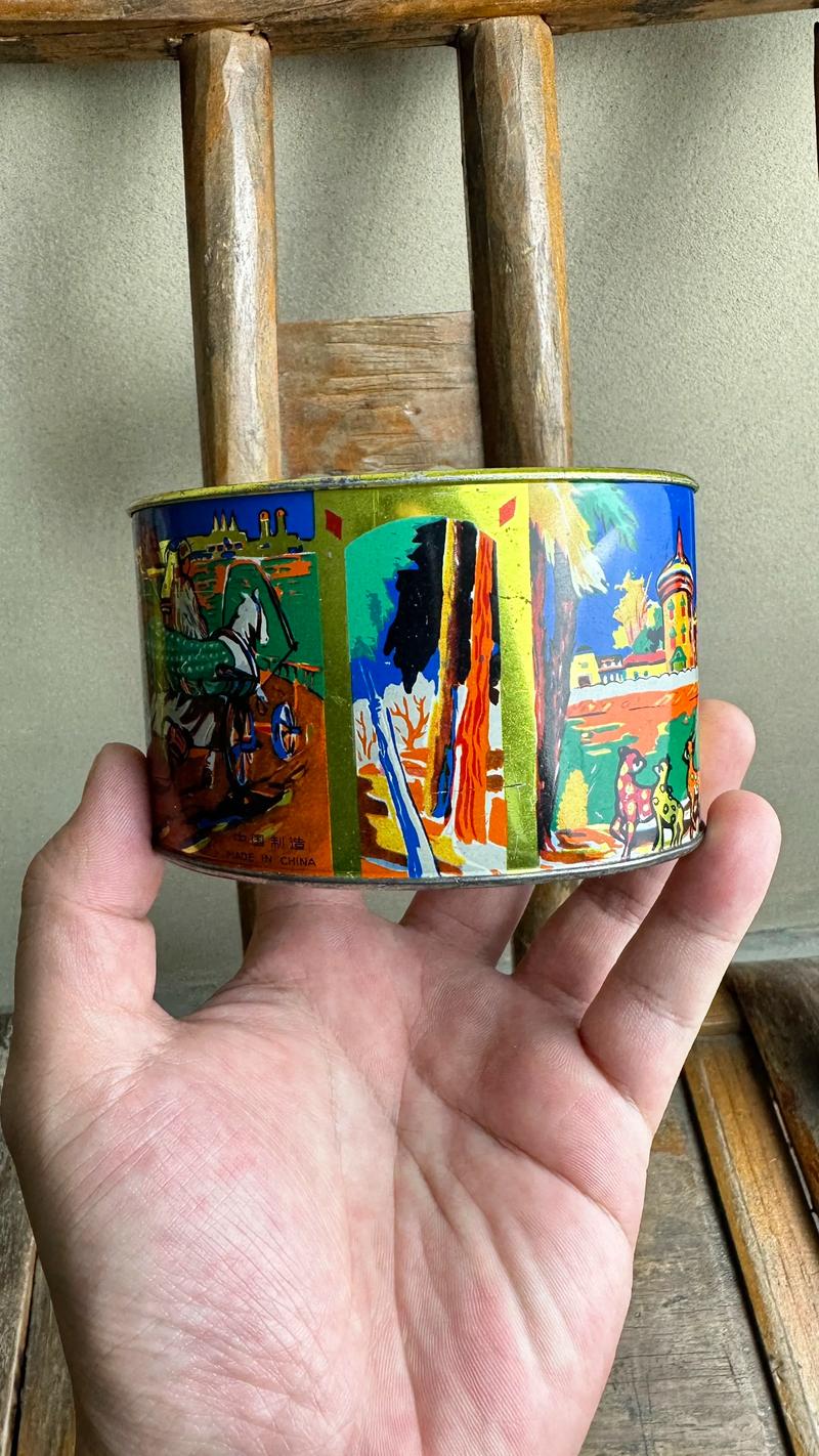 童年收藏馆玻璃柜内的老式铁皮玩具展品