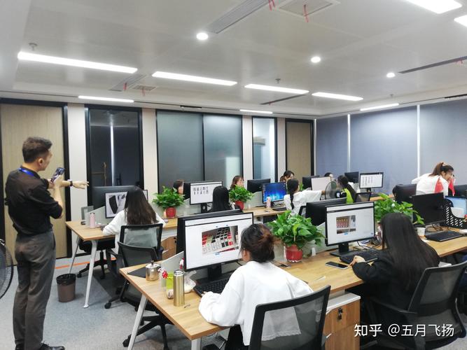 标注团队交叉核对标注规则工作场景图