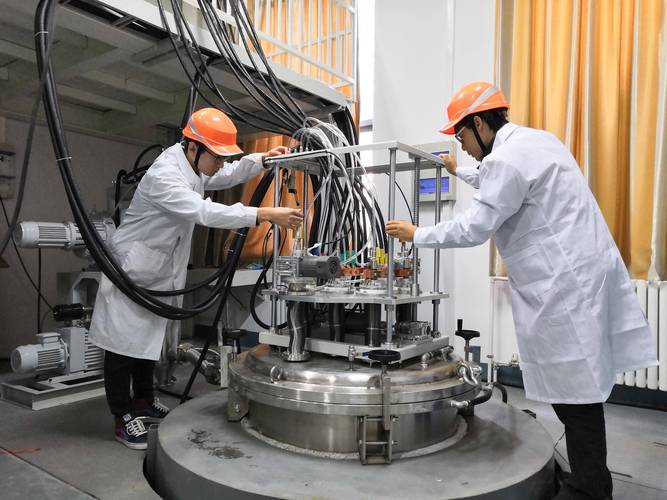 高校实验室耐候合金材料测试现场