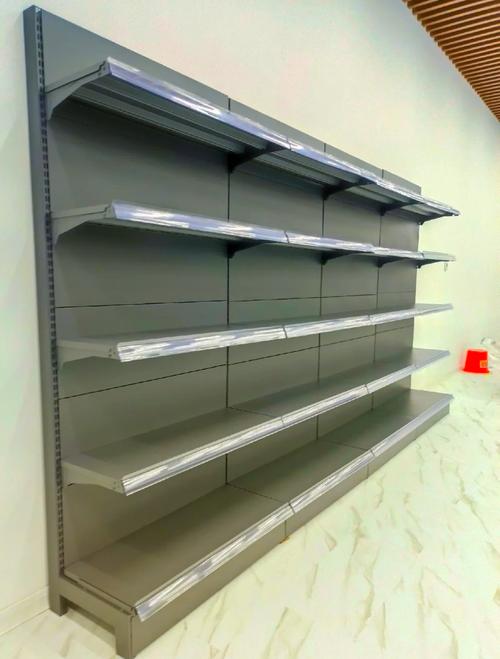 超市货架底层低价商品特写