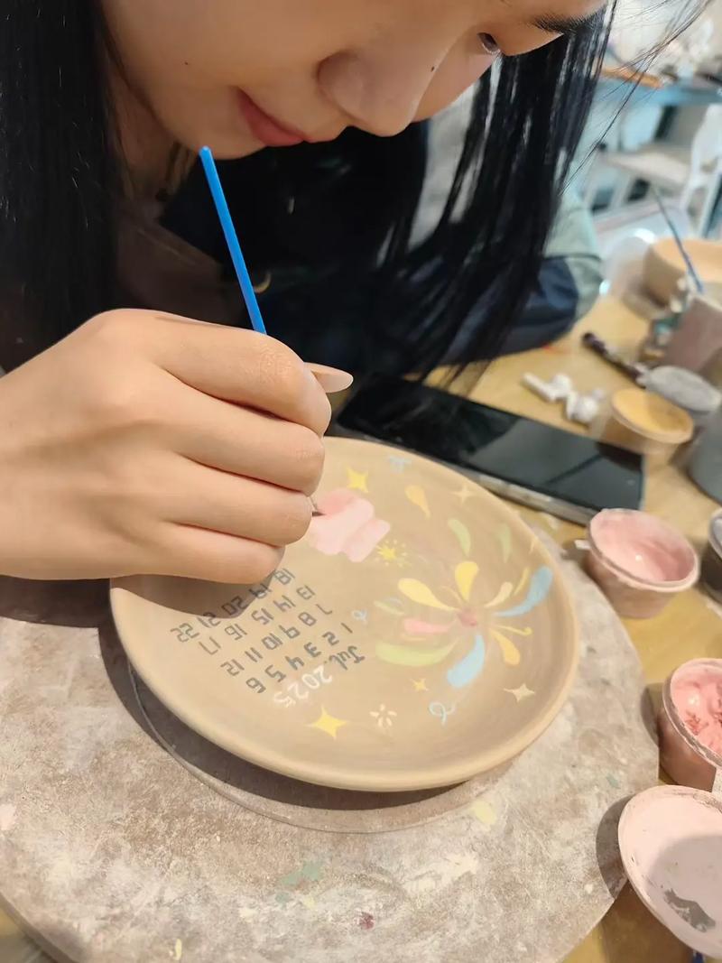 夫妻一起制作陶艺对戒