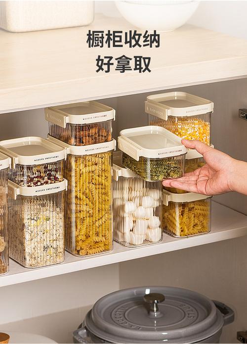 厨房橱柜里密封罐存放杂粮实拍
