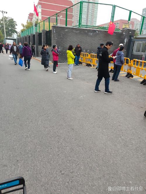 南京老牌名校门口接娃场景