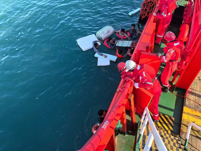 海南远海休闲海钓故障游艇救援现场