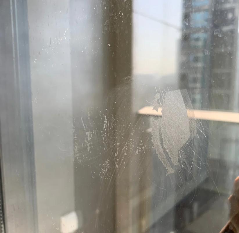 出租屋玻璃残留黑胶布胶痕实拍
