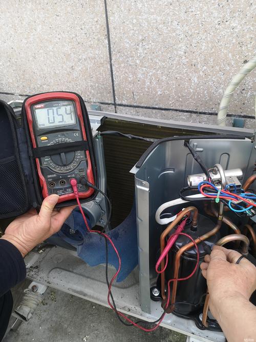汽修工手摸汽车空调低压管测温实拍