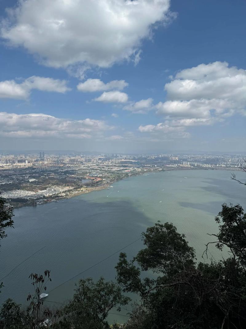 西山废弃信号塔俯瞰滇池
