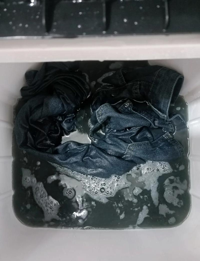 新深色牛仔裤水洗浮色脱落实拍