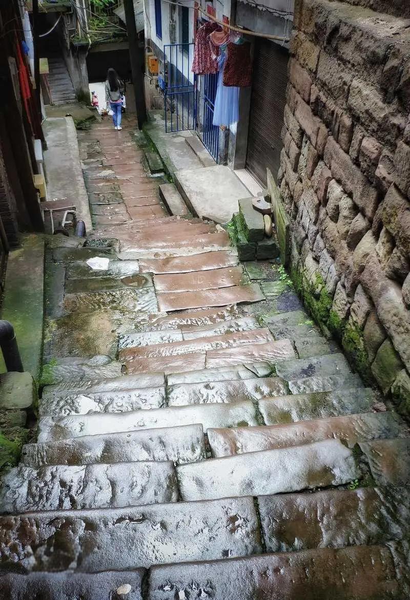 石板路上的酸香,比风景入味