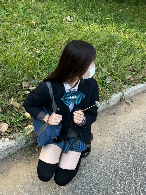 校园走廊角落蹲着的青春期女生