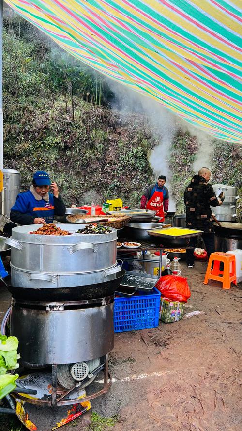 南漳乡村舞春牛活动现场土灶腊肉饭摊位