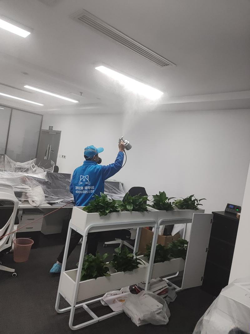 装修工人戴口罩检测室内TVOC超标场景