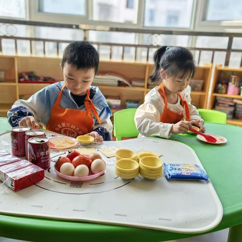 幼儿园儿童食育手工活动现场图