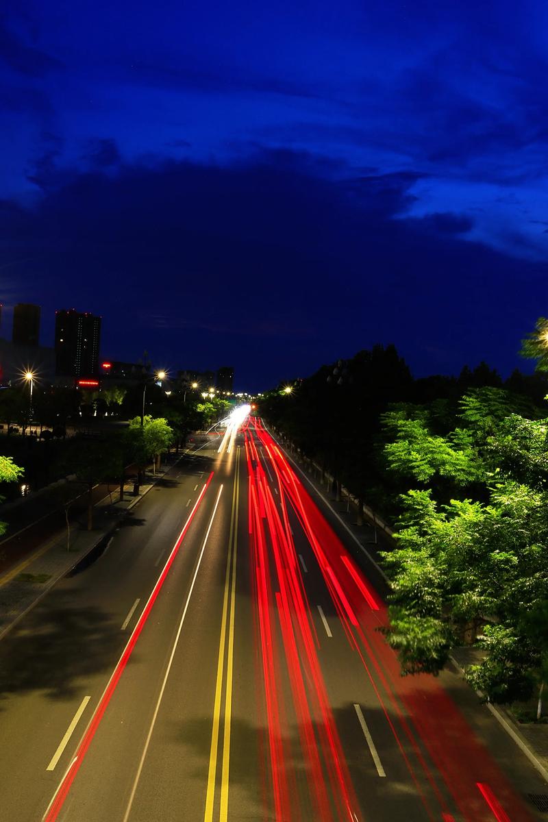 独库公路夜间车流光轨