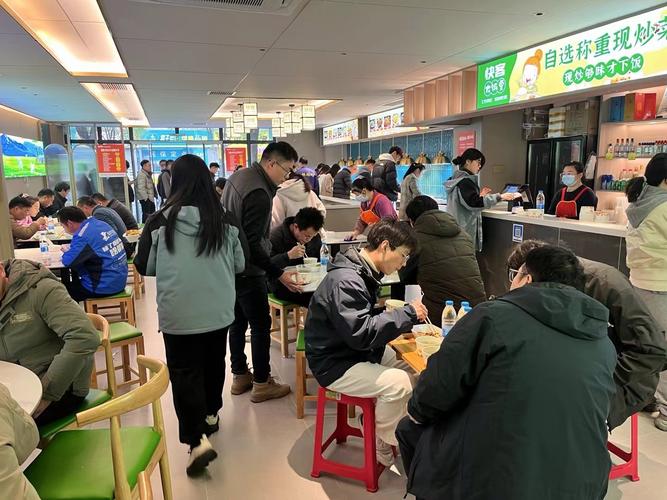 社区连锁面馆早高峰取餐通道拥堵实拍