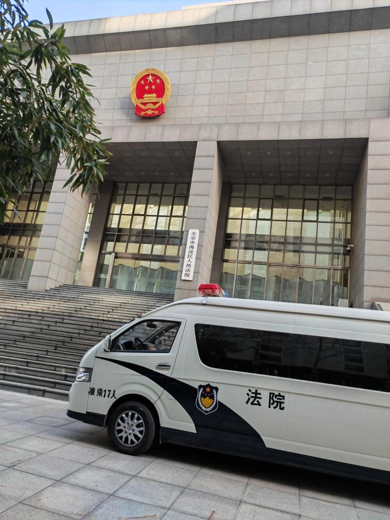 法院执行局门前债务追偿律师与当事人