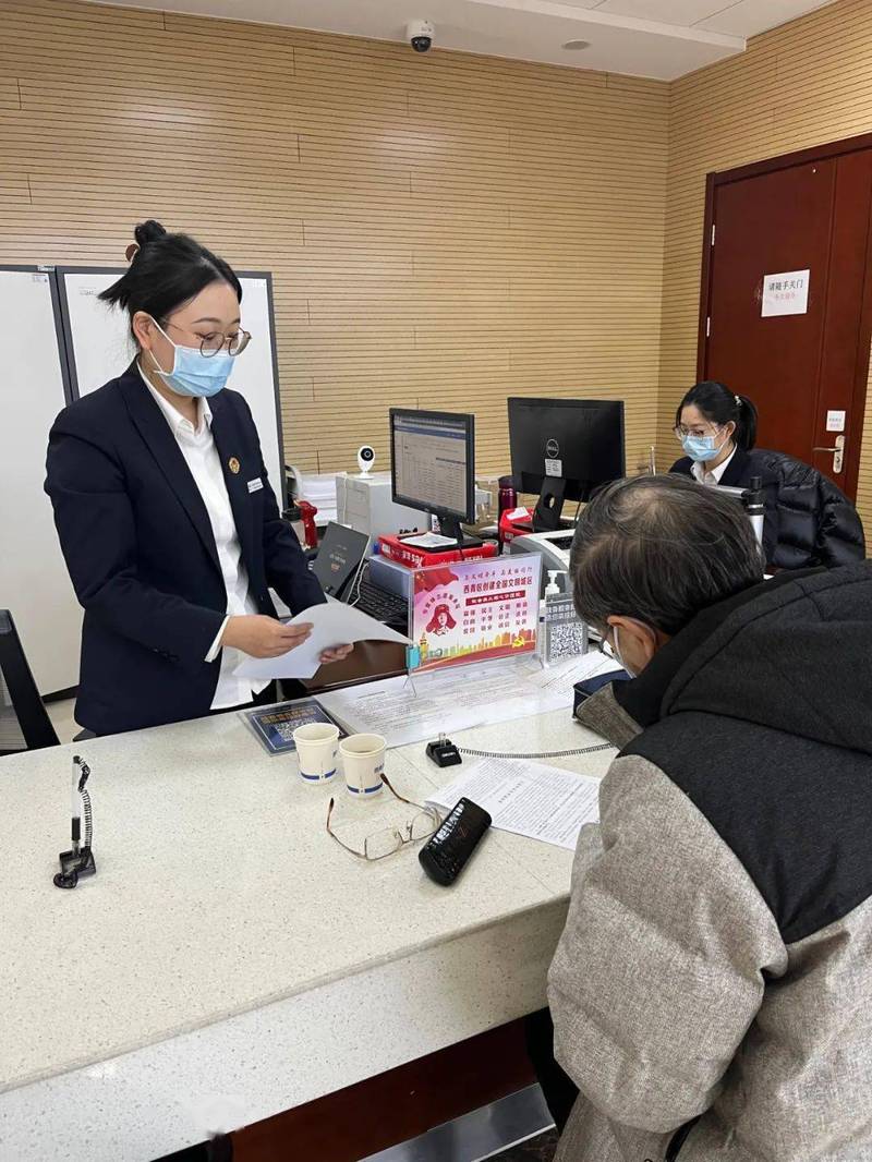 继承权公证办理窗口材料核对场景
