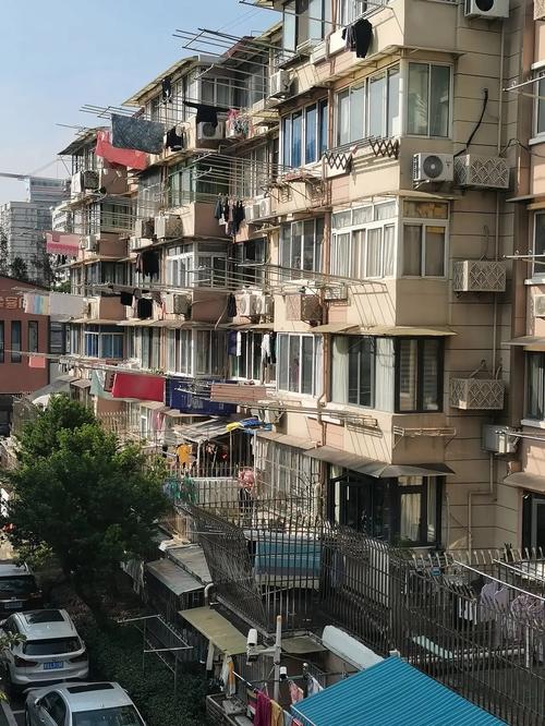 老居民楼二楼伸出的晾衣杆对着一楼窗户的实景