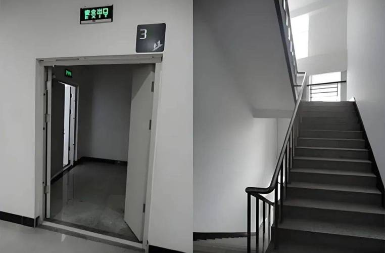 中学教学楼拐角消防门后独处场景