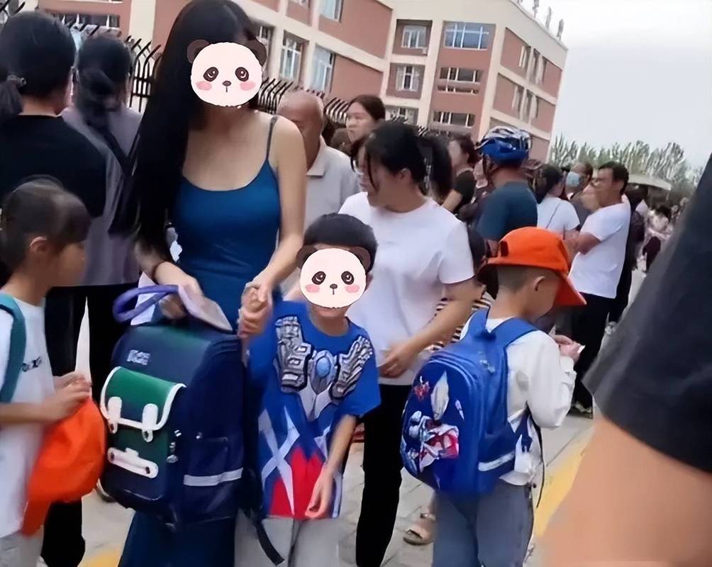 宝妈接小学孩子放学日常生活照