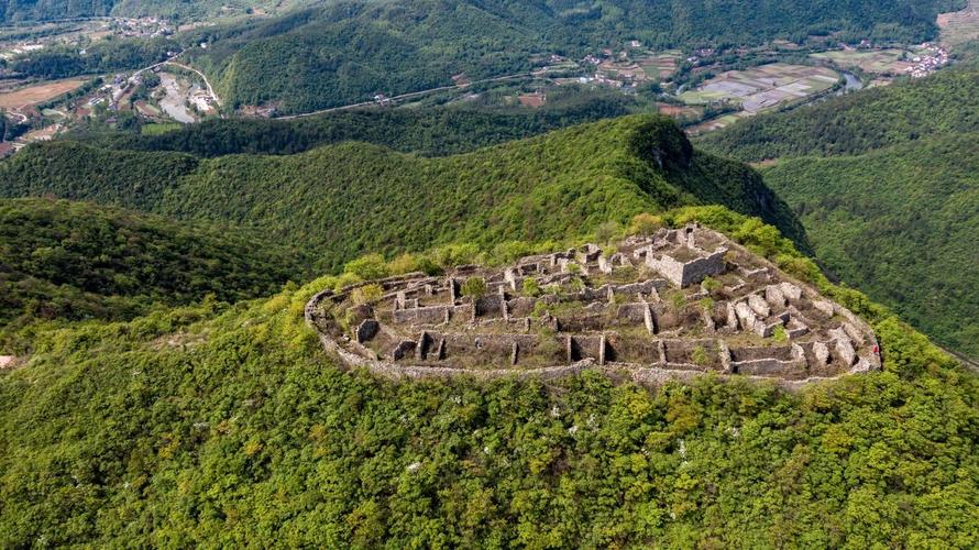 湖北南漳青龙寨古青石城门