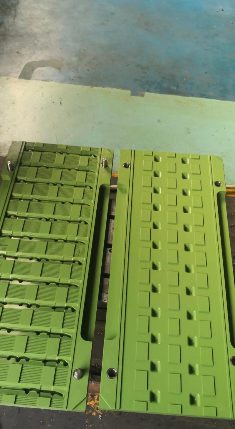 整齐排列的精密橡胶模具,表面防锈处理