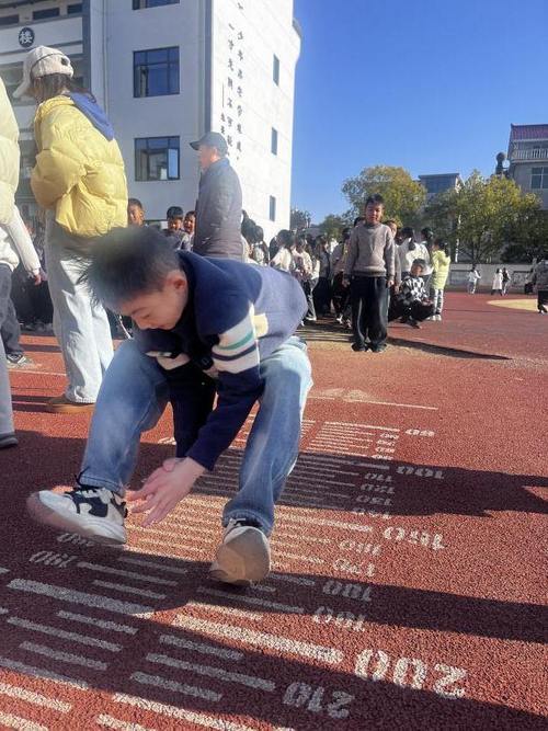 旧相册小学男生立定跳远毕业留影