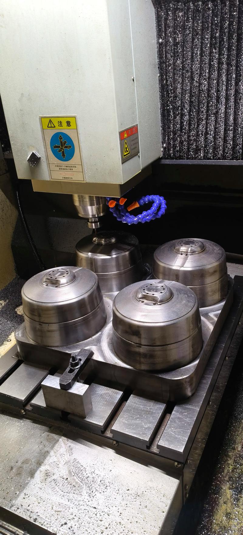 工厂车间立式数控铣床加工模具现场