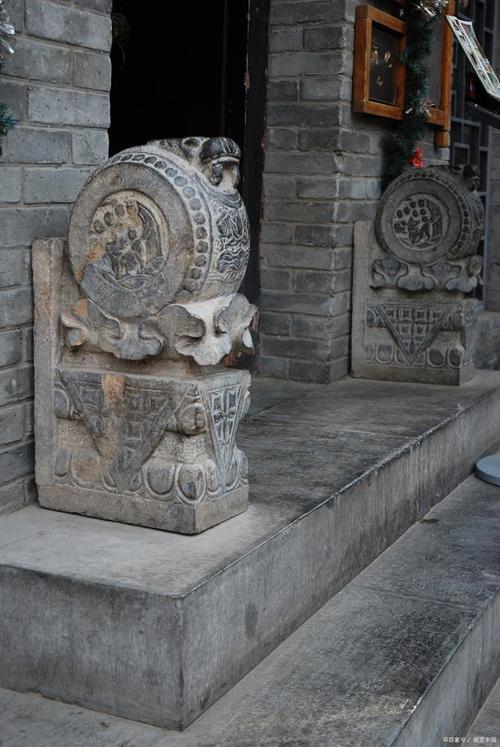 小区老宅门口放置明代石鼓实景