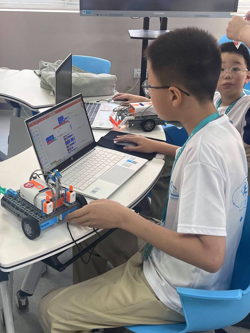 中考科技特长生招生项目现场学生展示创意编程作品