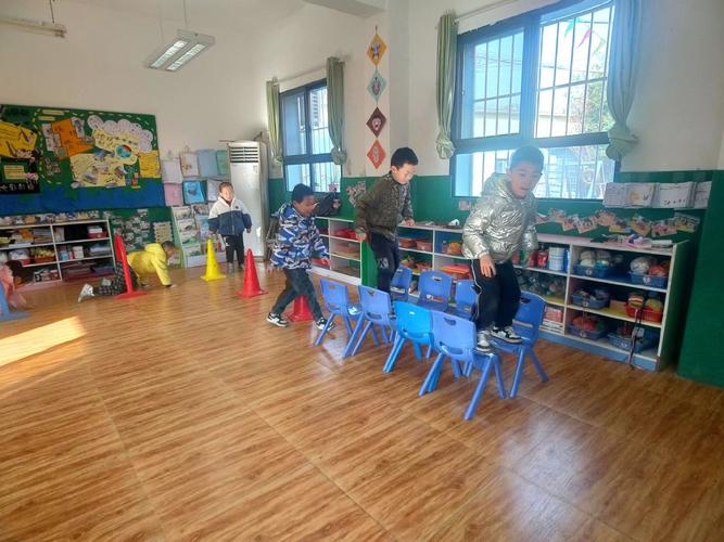 幼儿园教室里的孩子们在做游戏