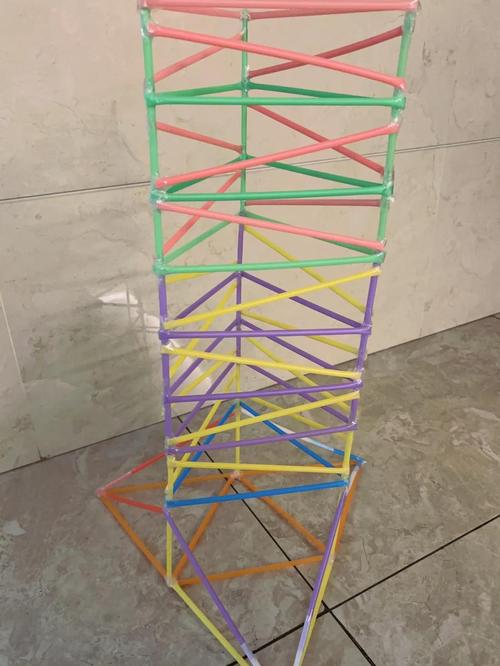 孩子用纸板和吸管搭建的结构模型