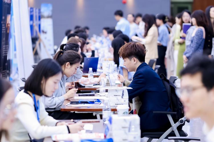 2024届秋招双选会HR筛选简历现场