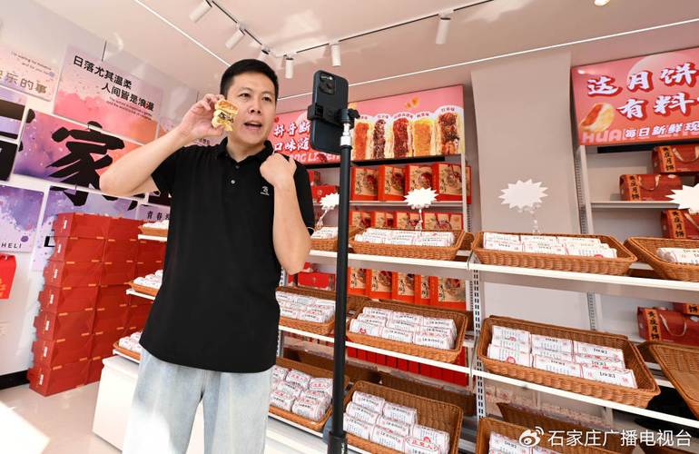 繁忙的直播带货后台，工作人员在打包发货