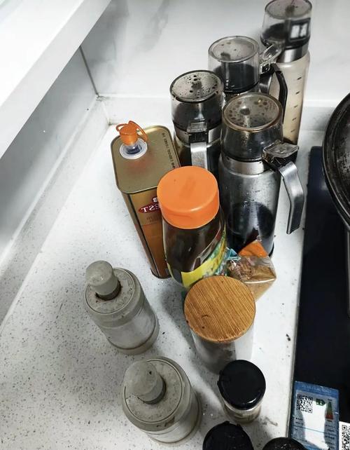 家庭厨房橱柜阴凉角落存放的食用油脂