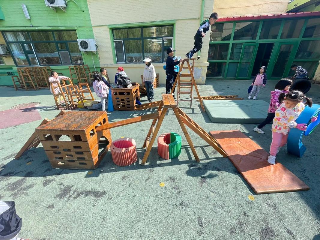 森林幼儿园孩子用木头搭设障碍