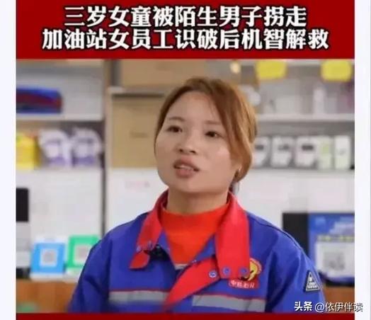 小女孩在工厂仓库里与父亲围绕龙门吊昵称相视而笑