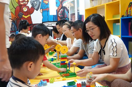 工业园区家长周末陪孩子拼模型场景图