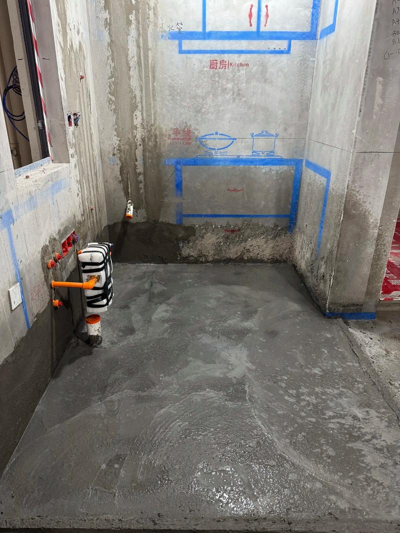 装修师傅在洒水养护找平地面