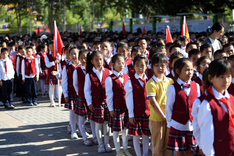 小学生无精打采参加升旗仪式