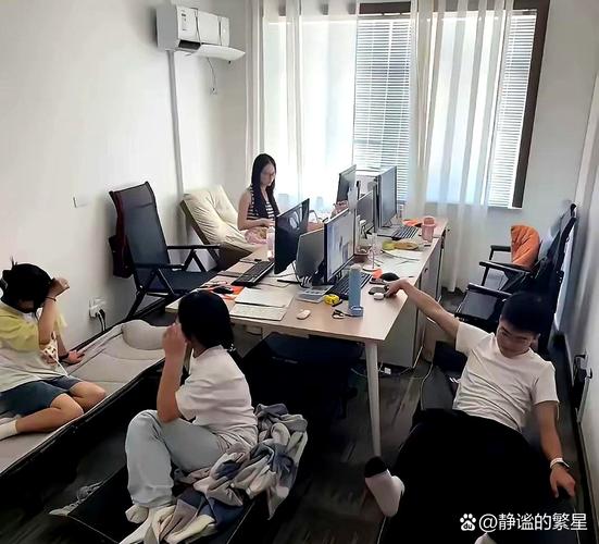 杭州出租屋电脑前找工作的年轻人