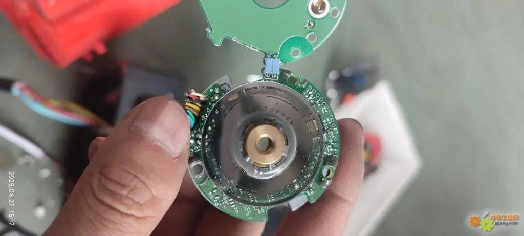机械维修拆解损坏的编码器内部码盘实拍