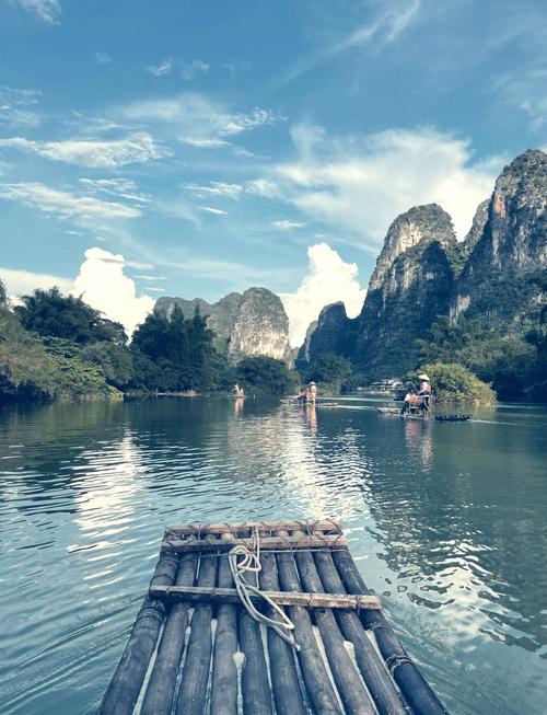 阳朔遇龙河晨雾人工竹筏景观