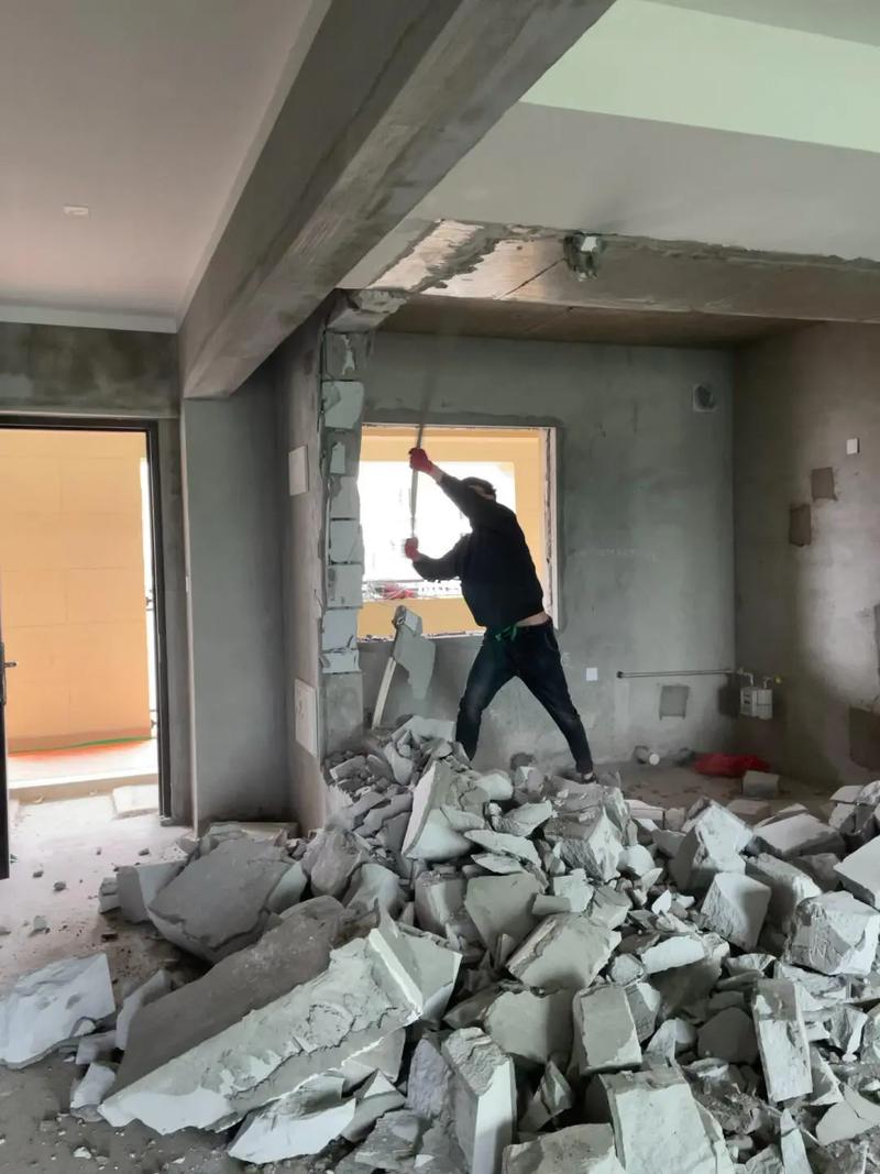 装修拆除工程现场工人正在铲墙皮