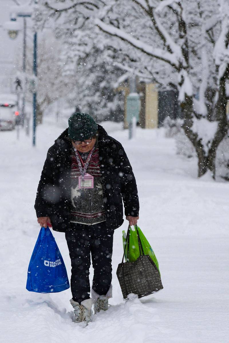 暴雪后城市街头人们艰难行走场景