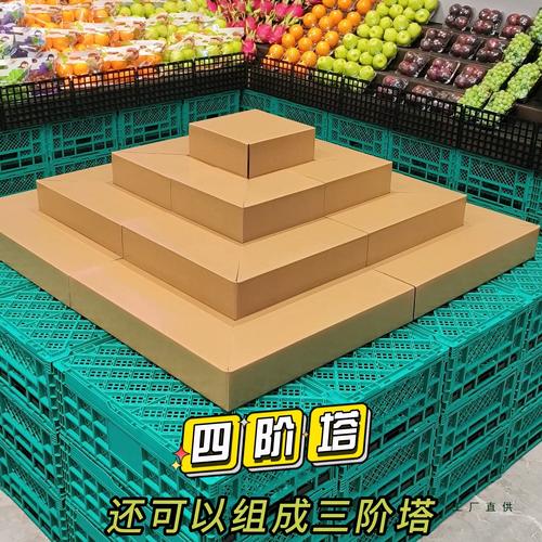 小区楼下水果店老板蹲台阶抽烟实拍