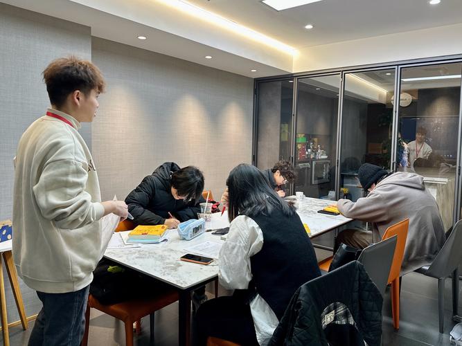 应届生坐在咖啡馆对比两份offer纠结实拍
