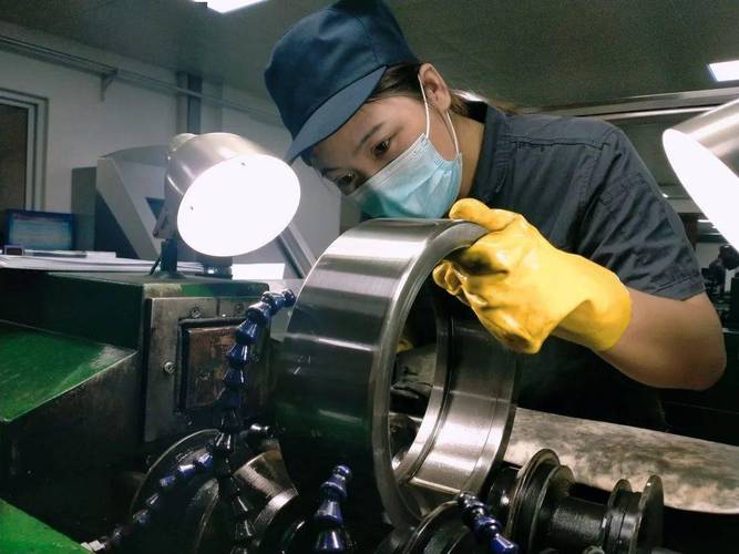 制造车间钳工敲击轴承听声检修