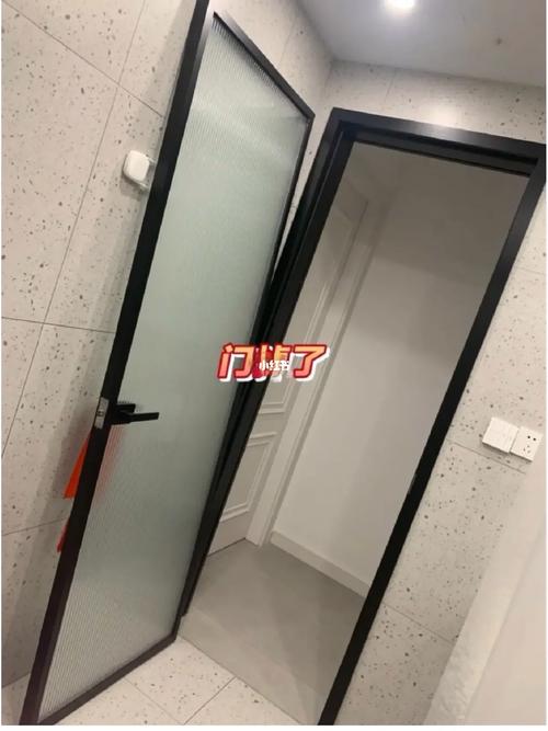 装修师傅在安装极窄门天地轴合页特写
